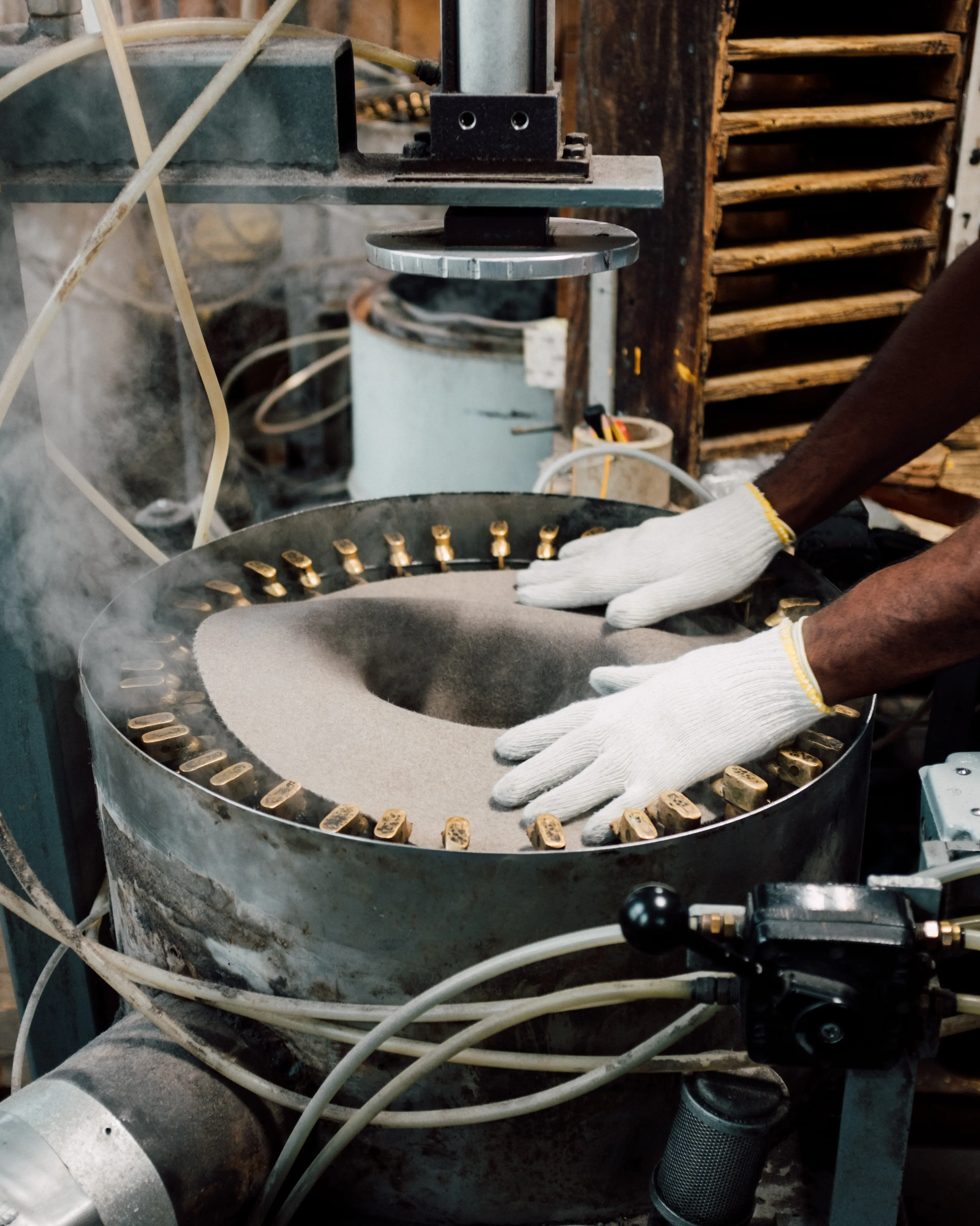 챙 스팀 성형 마감